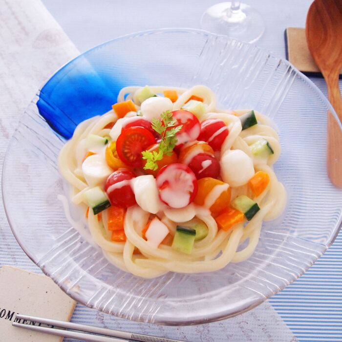 トマトが決め手の夏うどん!「夏野菜のわさびフレンチサラダうどん」