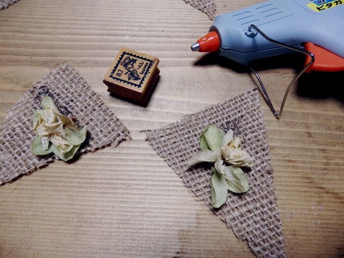 デコレーションはグルーガンで。