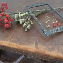 ドライフラワーに洋書、額縁を合わせて素敵なインテリアコーナーの作り方とその実例