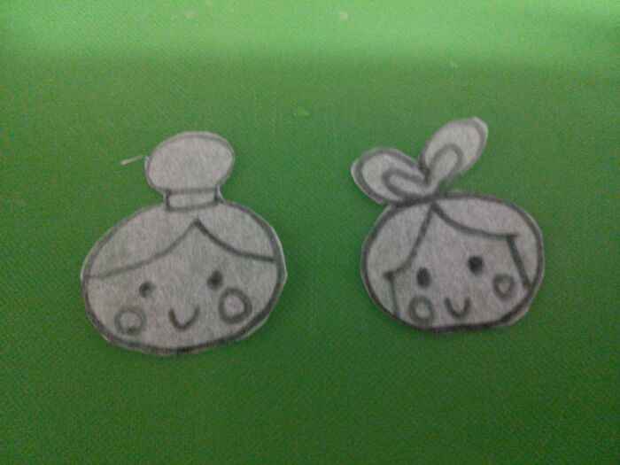 クッキングシートを型紙にする。