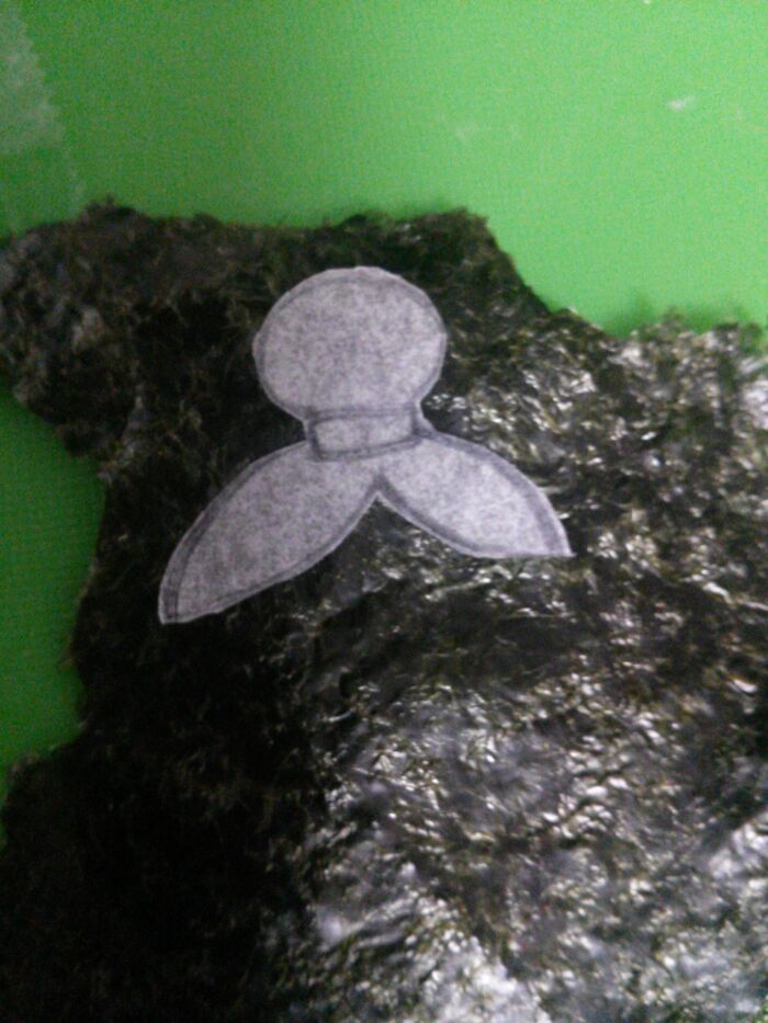 髪の毛部分の型紙をカット。