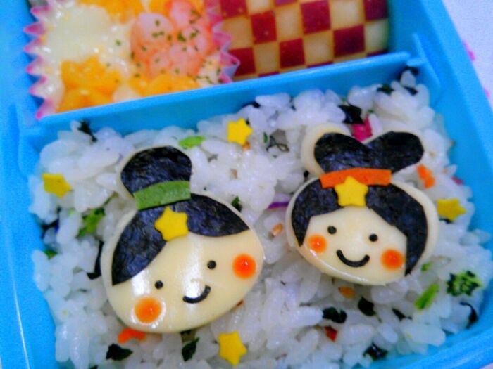 竹串の背でケチャップを頬に付けて完成