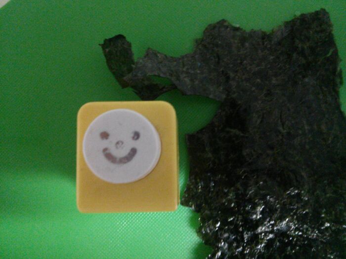 クラフトパンチで目と口を抜く