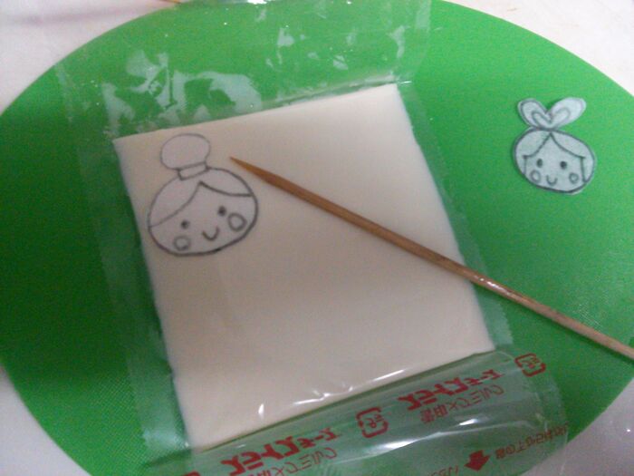 スライスチーズに型紙を乗せ、カット。