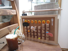 100均で!テーブルの上の便利屋さん♪カレンダー付きリモコン収納