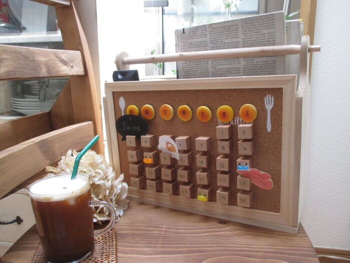 100均で!テーブルの上の便利屋さん♪カレンダー付きリモコン収納