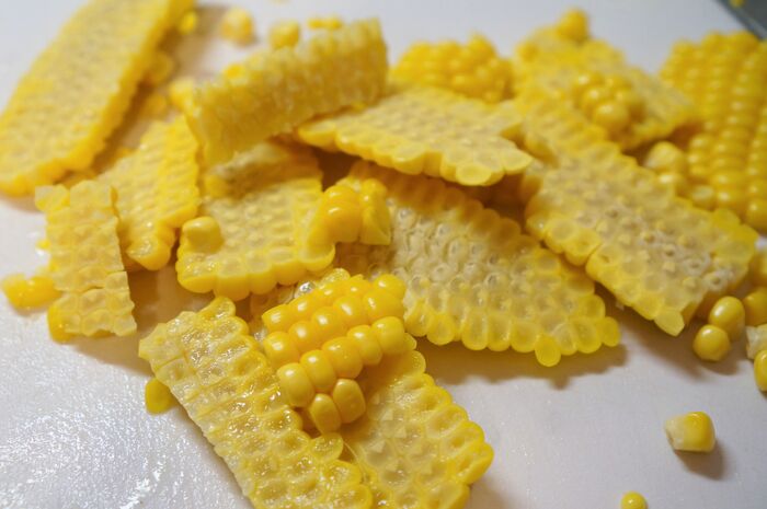 とうもろこしは包丁で削ぐ