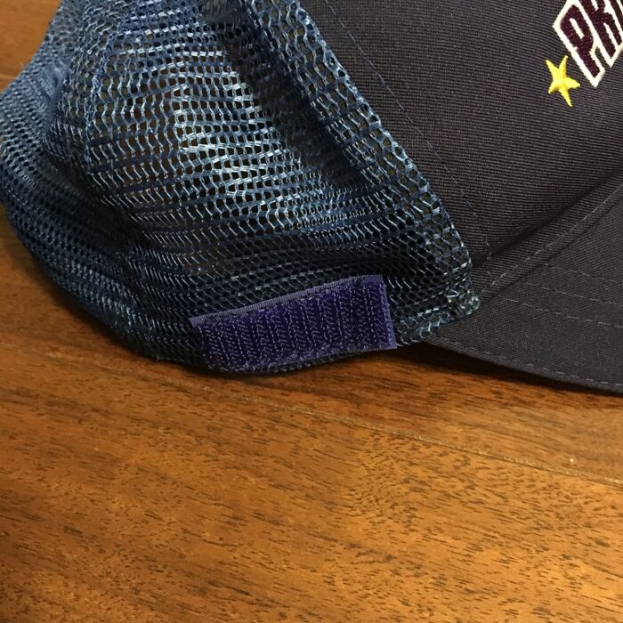 持っている帽子に