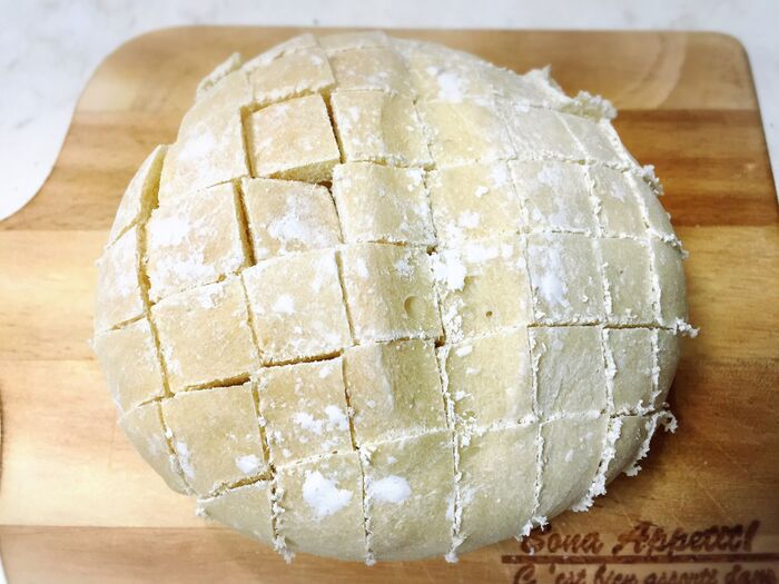 パンを格子状に切ります。