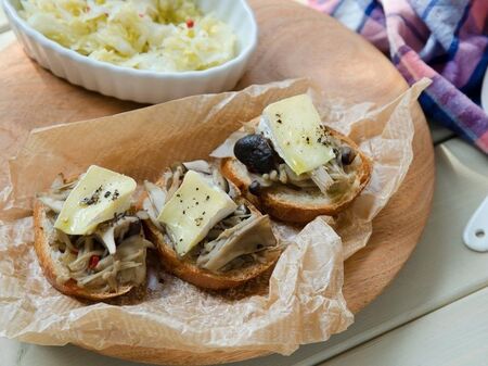 きのこのチーズ乗せブルスケッタ