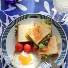 北欧といえばIKEA!可愛いデザインと明るい発色のクロスをテーブルに^ ^