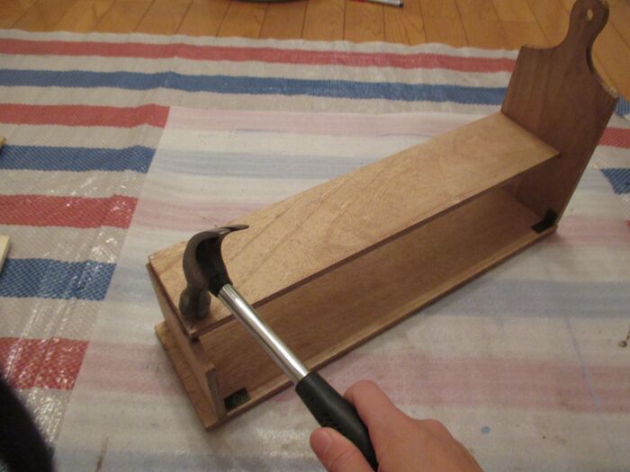 ⑥9センチ幅の木板をくぎでつける。