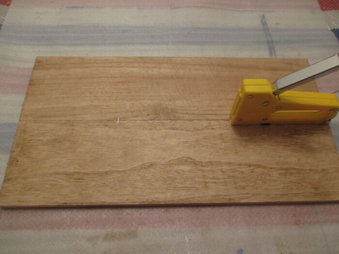 ⑦ブラックボードになる木板2枚をタッカーでつなげる。