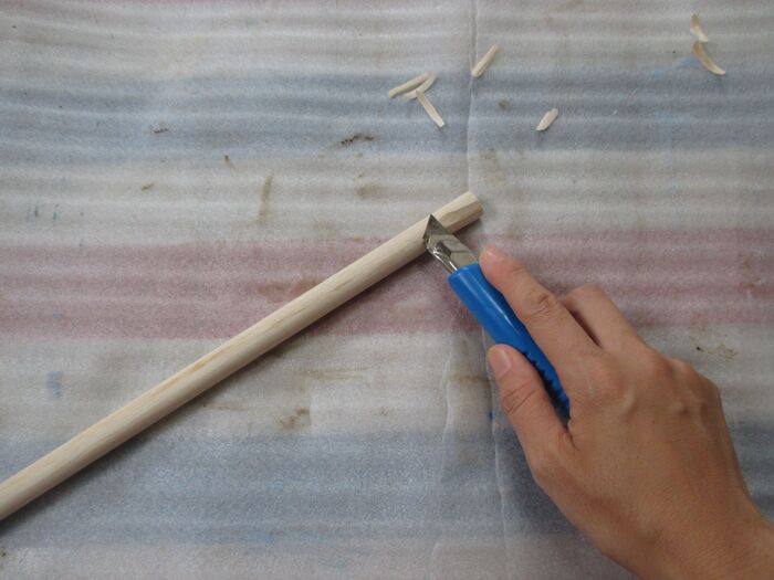 ②丸棒をカッターでけずる。