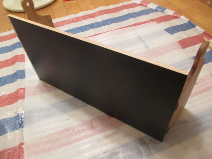 ⑩黒板シートをはる。