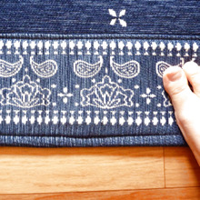 フローリングの上のラグやカーペットをずれなくする方法