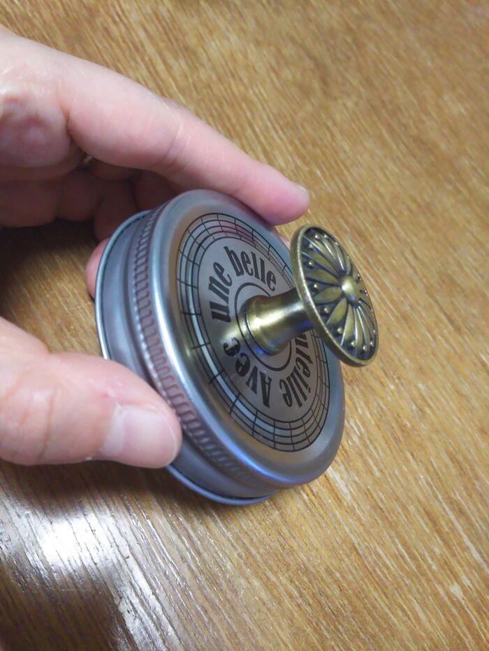 ①蓋にアンティークノブを取りつけます。