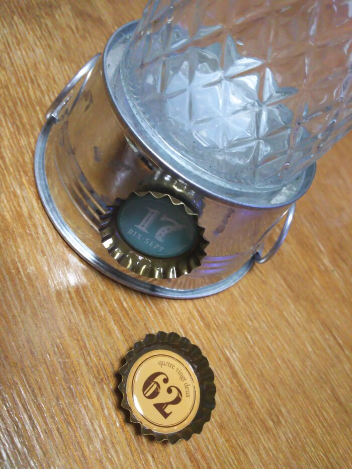 ③バケツに王冠マグネットを取りつけます。