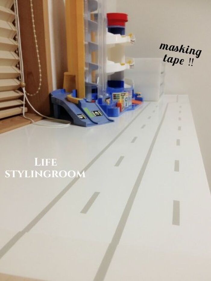 マスキングテープで棚の上に高速道路を作ってみました