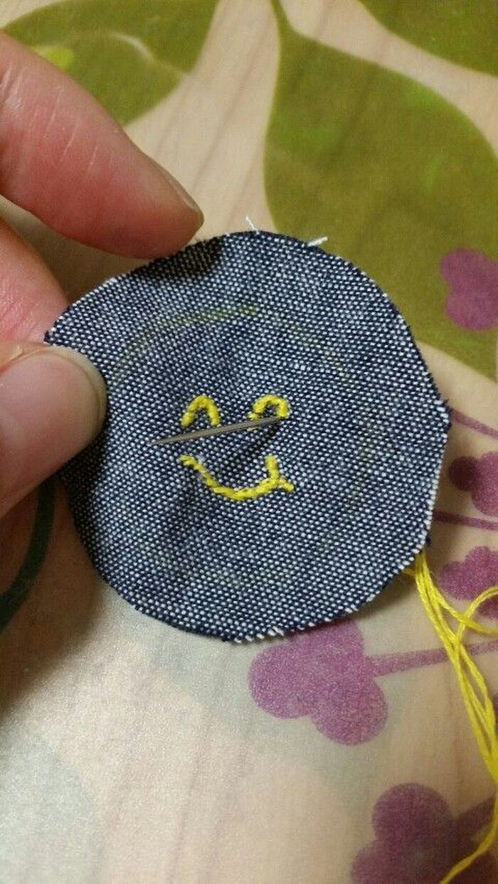 はぎれに刺繍をする