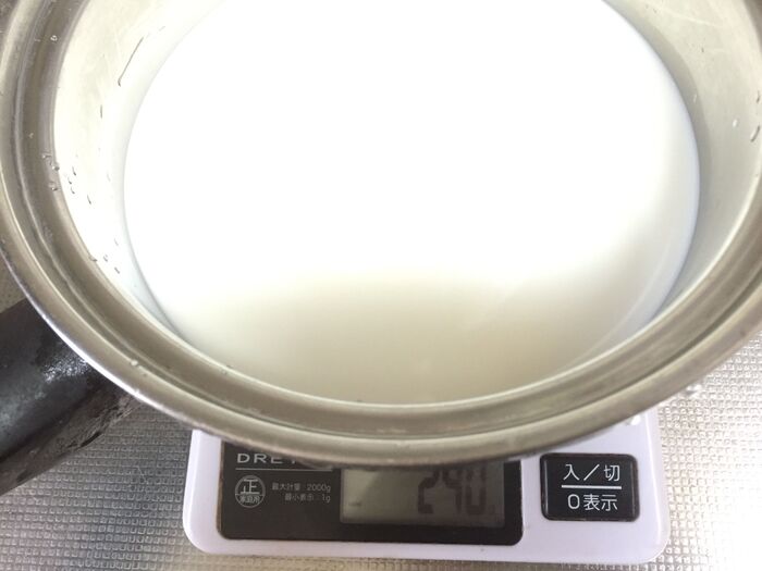 牛乳と砂糖を温める