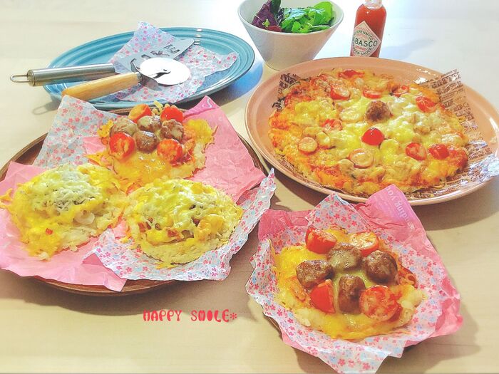 夏休みのランチに♪余りご飯でとっても簡単!手で揉むだけで出来ちゃう♪ヘルシーなご飯生地のピザ♡