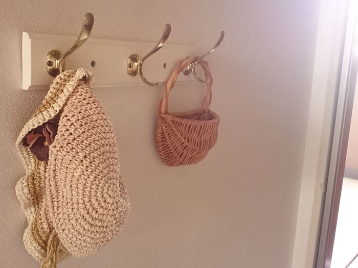 帽子は側にスタンバイ