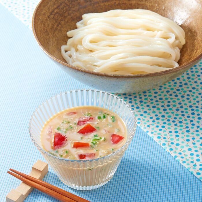 つけ麺でさっぱり！「たたきオクラとトマトの豆乳みそだれつけうどん」