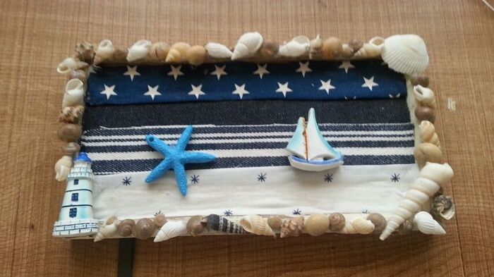 枠部分にグルーガンで貝殻やミニチュアを貼る