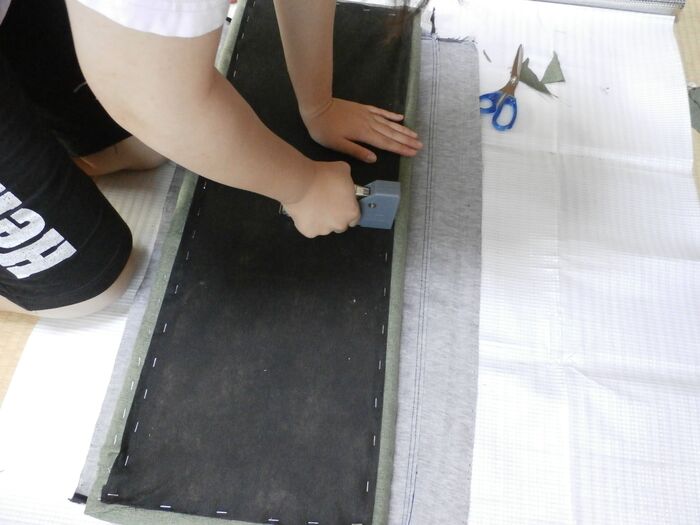 タッカーでつけていきます。