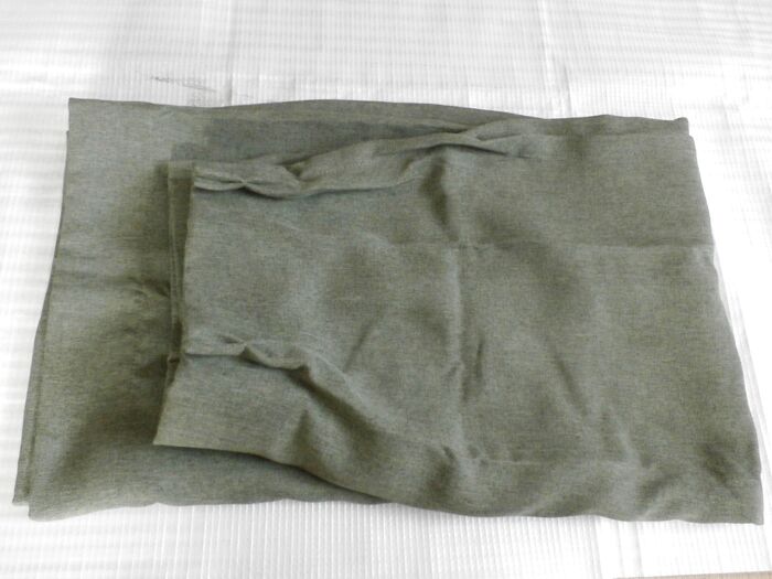 シートにはカーテンを使います