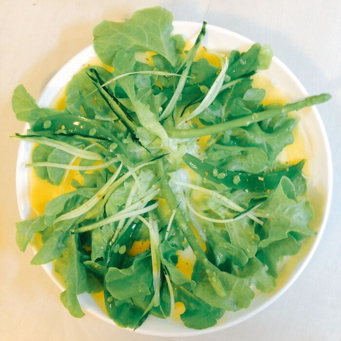 生地の上に野菜をのせます