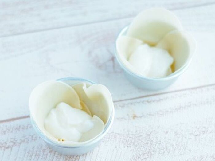 カップにバターを塗る