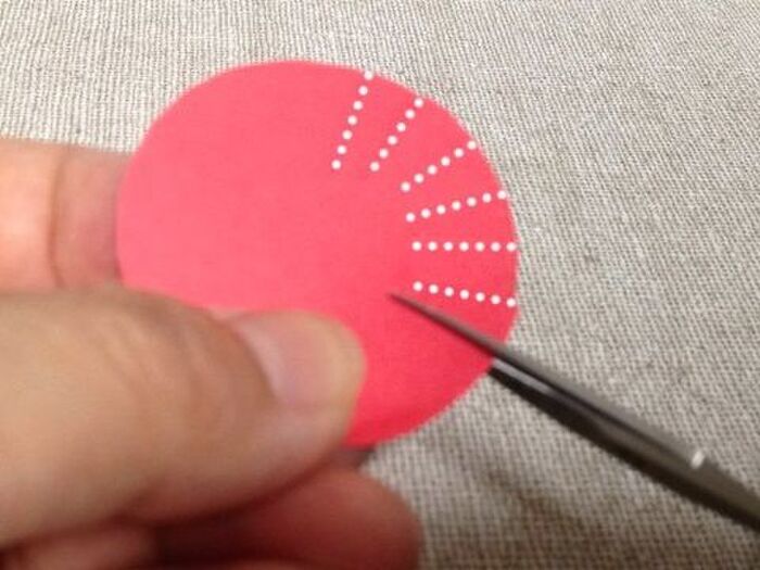 花びらの切り込みを入れる