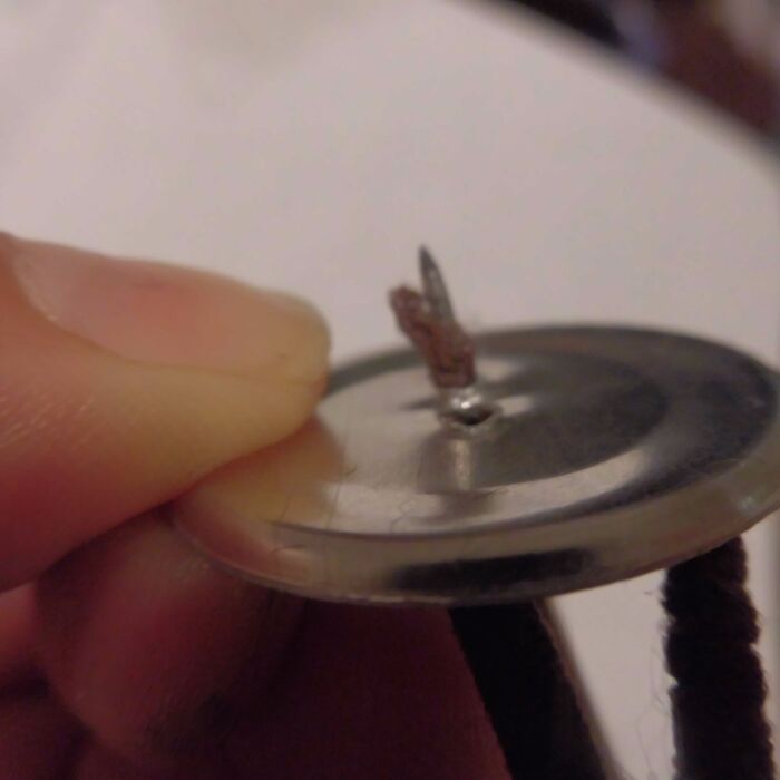 今度は金具の穴に通します