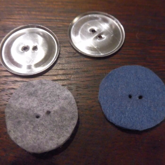 裏側のフェルトをカットしておきます。