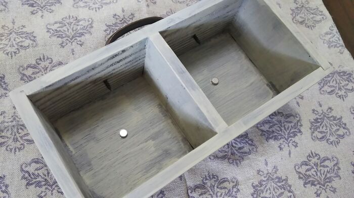 ④ボックスの奥にマグネットを取り付けます。