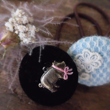 はぎれとクルミボタンで丁寧に作りました♬プレゼントしたくなるヘアゴム