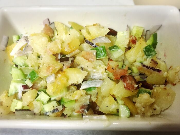 野菜を切ってジャガイモと混ぜます。