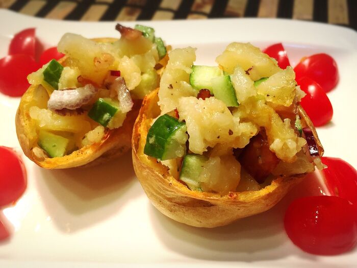 カリカリに焼いたポテトの皮の器で★ジャガイモ丸ごとポテトサラダ