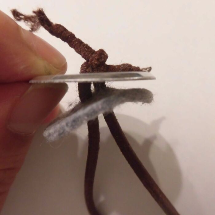 通したらゴムを結びます。
