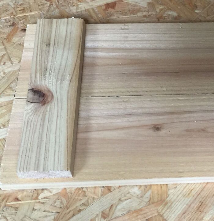 2枚の板を繋げます。