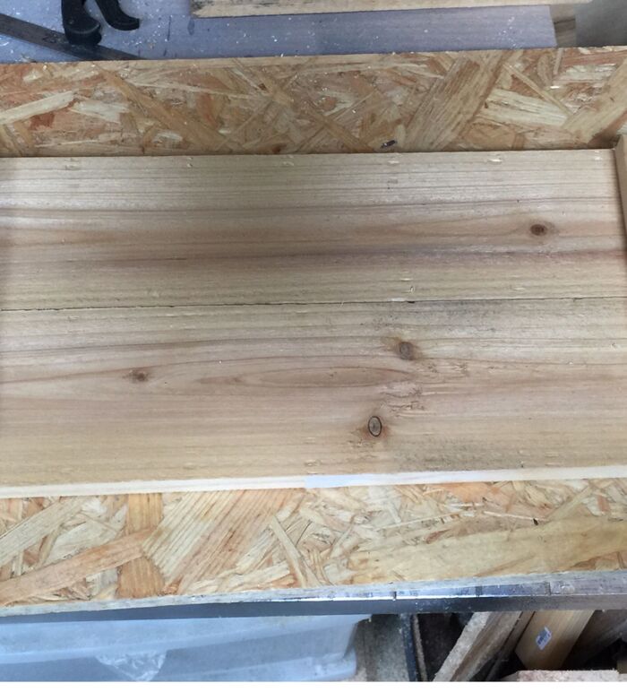 まずは作りたいサイズに板をカットします。