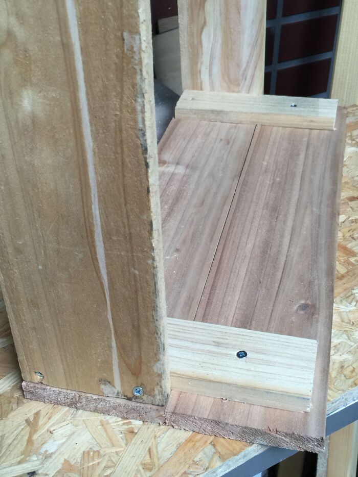 次は横板を取り付けます。