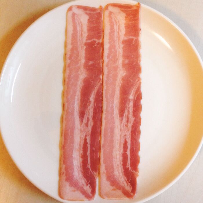 ベーコン2枚を並べる