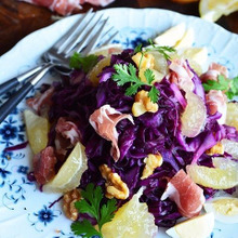 紫キャベツと生ハムで、お嬢様のデリ風サラダ