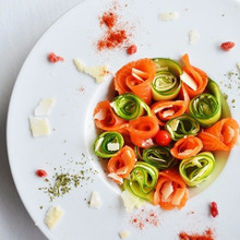 サーモンとキュウリのぎゅうぎゅう3分サラダ