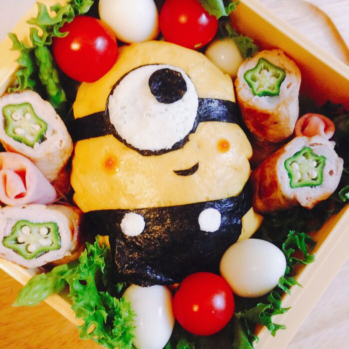夏休みのランチに!オムライスで作る「ミニオン」のキャラ弁♪