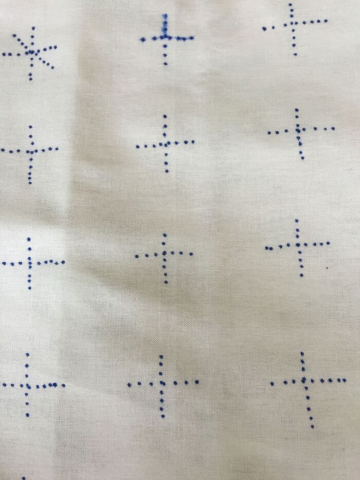 生地を切り、模様を書く1