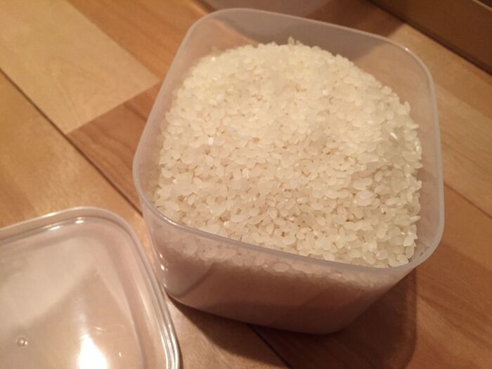 容器にお米を詰めます。